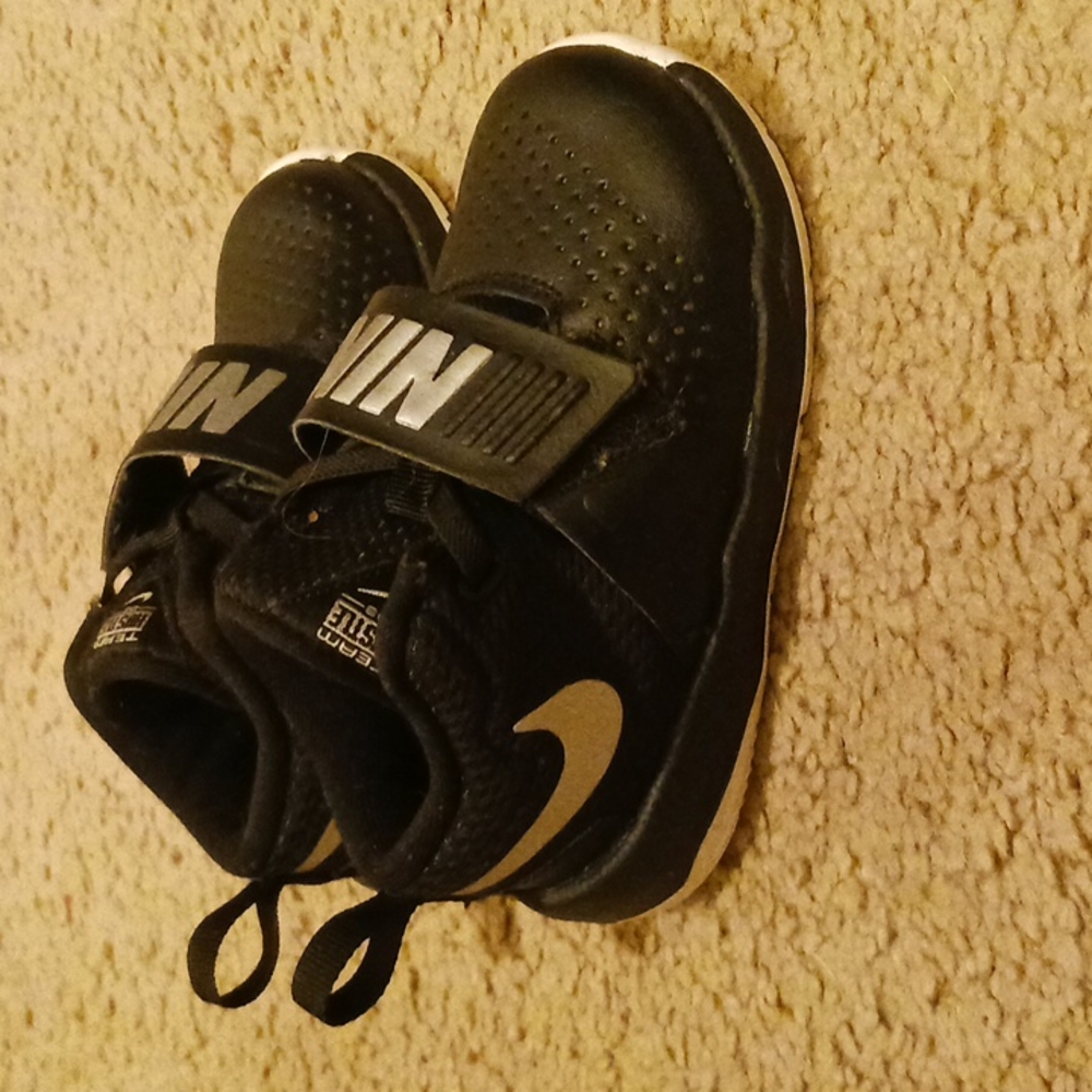 Nike Team Hustle 08